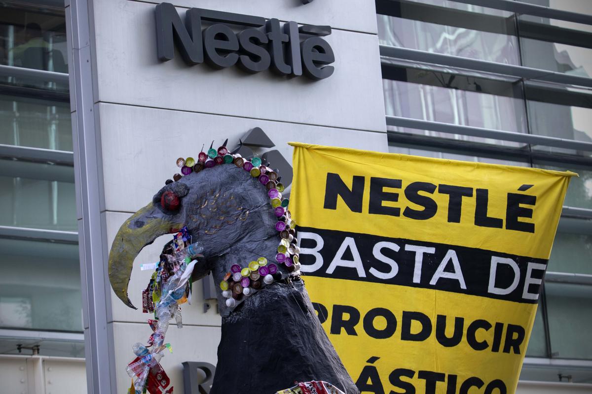Plastic Monster Action at Nestlé Headquarters in Mexico. © Alejandro Pai / Greenpeace