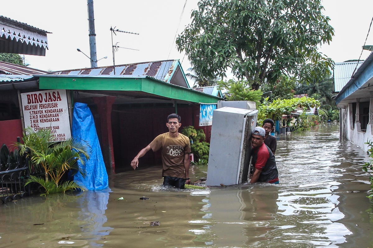 Flood in Bengkulu, Indonesia. © David Muharmansyah / Greenpeace