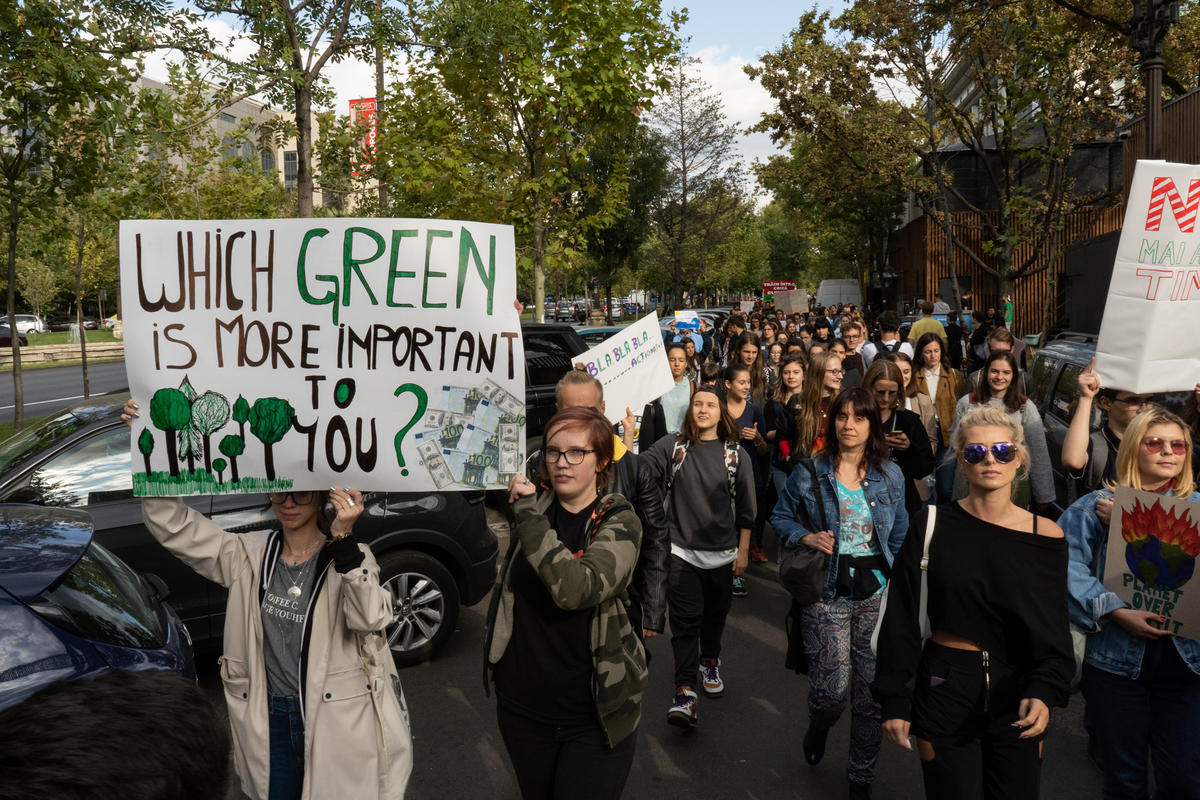 Global Climate Strikes in Bucharest, Romania. © Mircea Topoleanu / Greenpeace