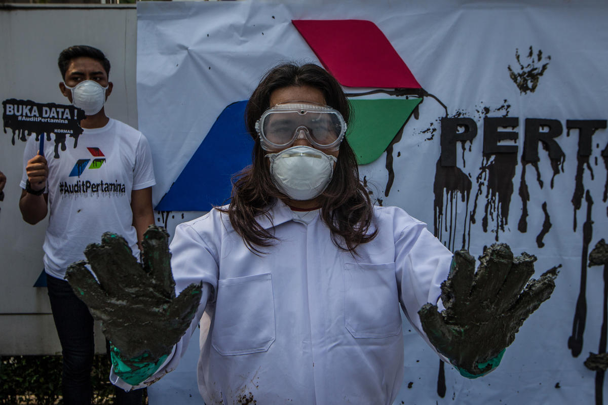Oil Spill Protest at PT. Pertamina HQ in Jakarta. © Afriadi Hikmal / Greenpeace