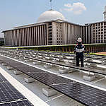 Solar Panel in Istiqlal Mosque, Jakarta. © Yorri / Greenpeace