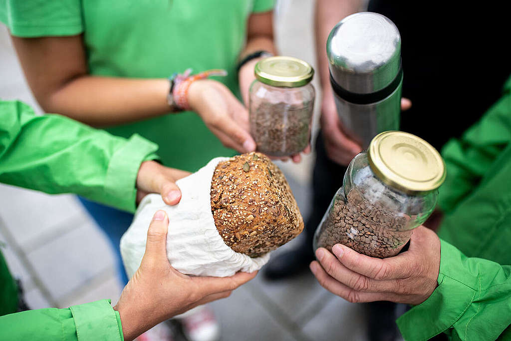 Kamu dapat menggunakan kembali wadah lama sebagai paket alternatif untuk menyimpan makanan saat berbelanja bahan makanan. Dari botol kaca, tas serbaguna atau kaleng yang bisa digunakan kembali. © Matthias Balk / Greenpeace