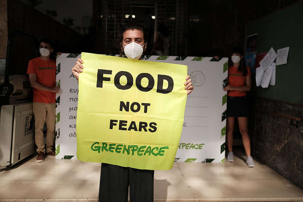 Protest outside the Ministry of Agricultural Development and Food, Athens, Greece. © Nikos Thomas / Greenpeace