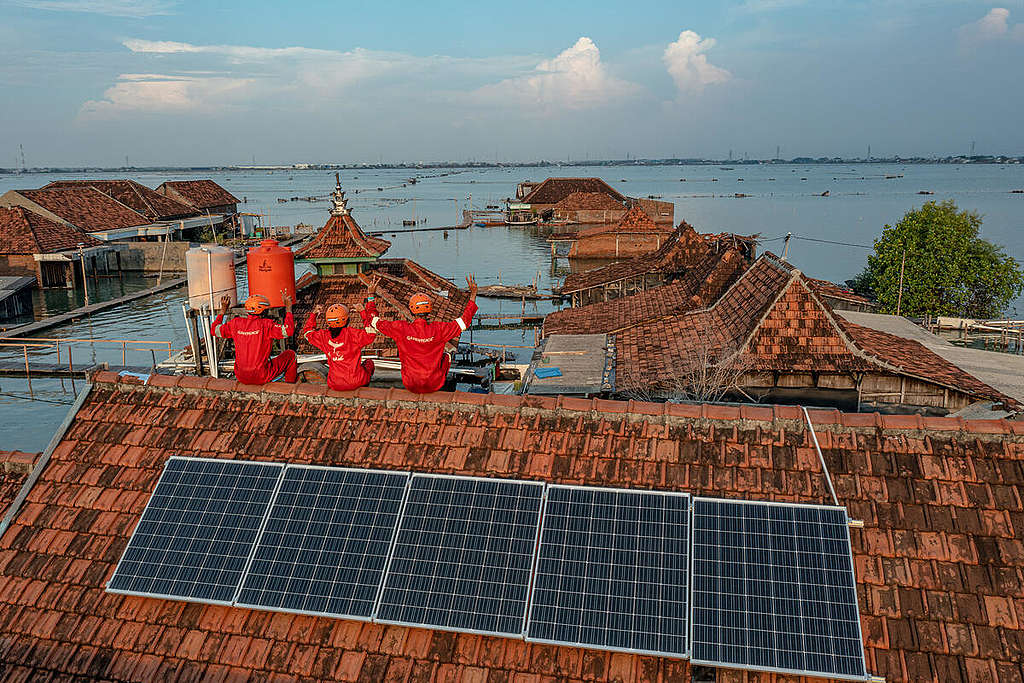 Installation of Solar Water Pump in Timbulsloko, Central Java. © Aji Styawan / Greenpeace