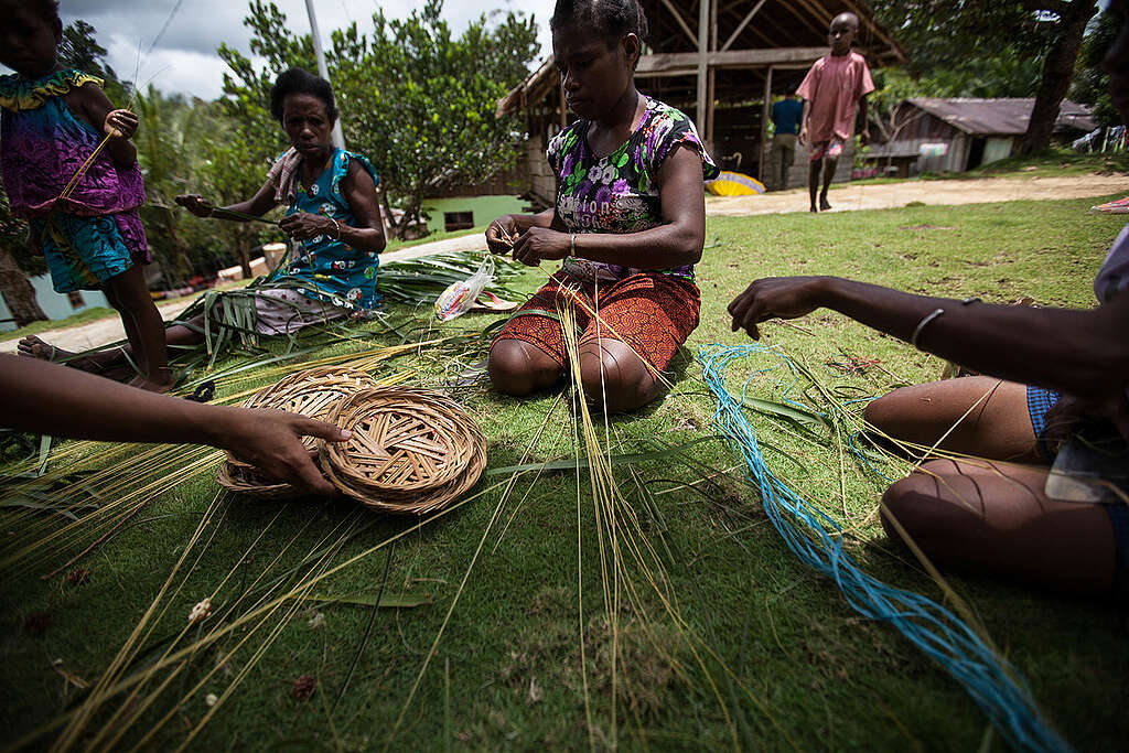 Making Handicrafts at Sira Village in South Sorong. © Jurnasyanto Sukarno / Greenpeace