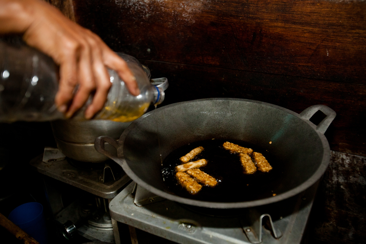Cooking with Palm Oil in Sumatra. © Greenpeace / John Novis