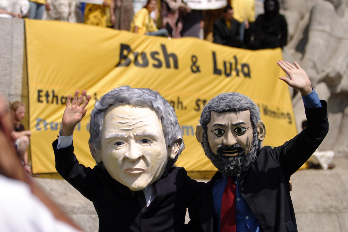 Climate Lula and Bush Action in Brazil. © Greenpeace / Rodrigo Baleia