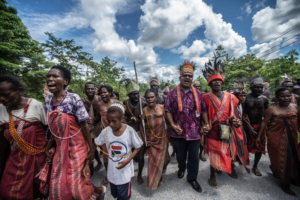 Hand Over Customary Area Knasaimos in Southwest Papua. © Jurnasyanto Sukarno / Greenpeace