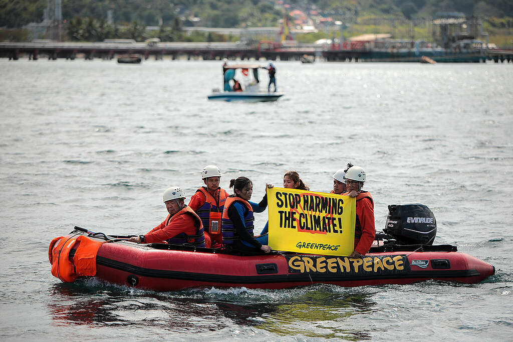Action at Shell's Batangas Oil Refinery in the Philippines. © Jilson Tiu / Greenpeace