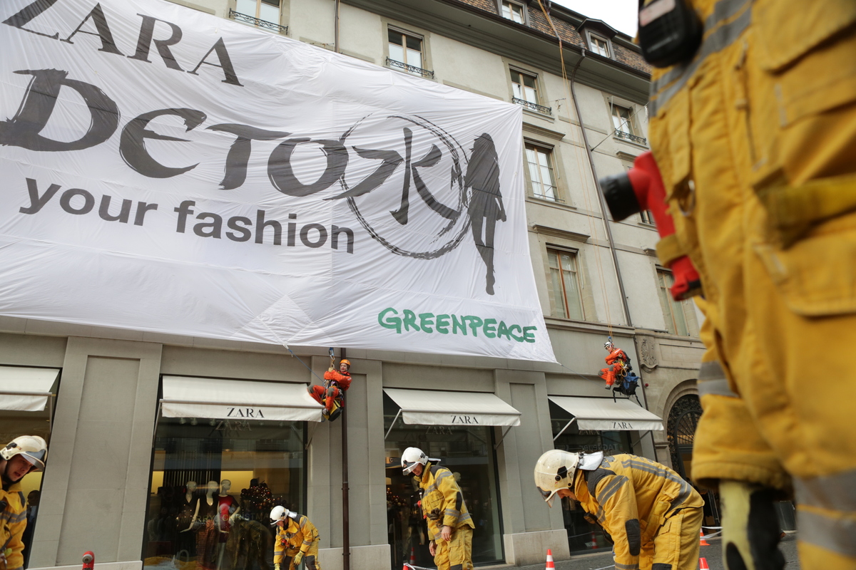 Zara 'Detox' Action in Geneva © Greenpeace / Alban Kakulya