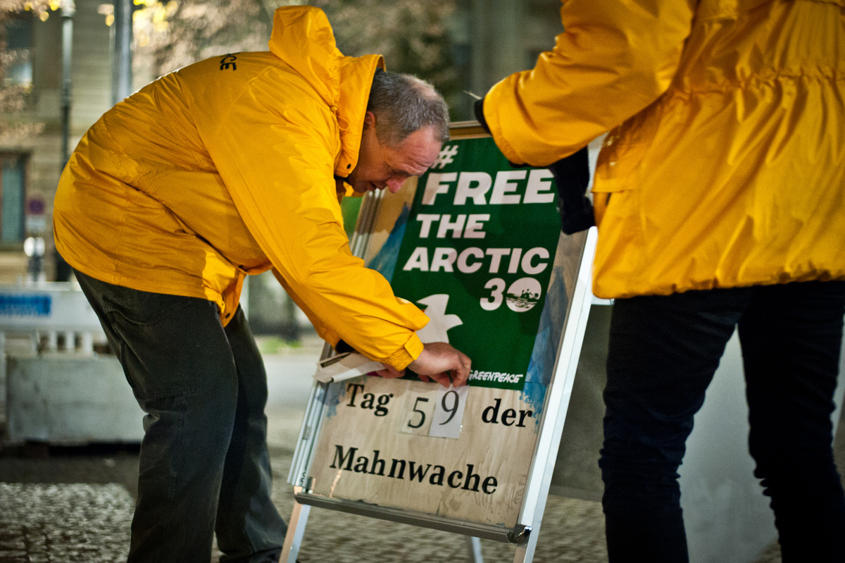 'Arctic 30' Vigil at Russian Embassy in Berlin © Chris Grodotzki / Greenpeace