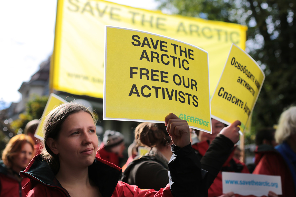 'Free the Arctic 30' Protest at Embassy in Switzerland © Greenpeace / Jonas Scheu
