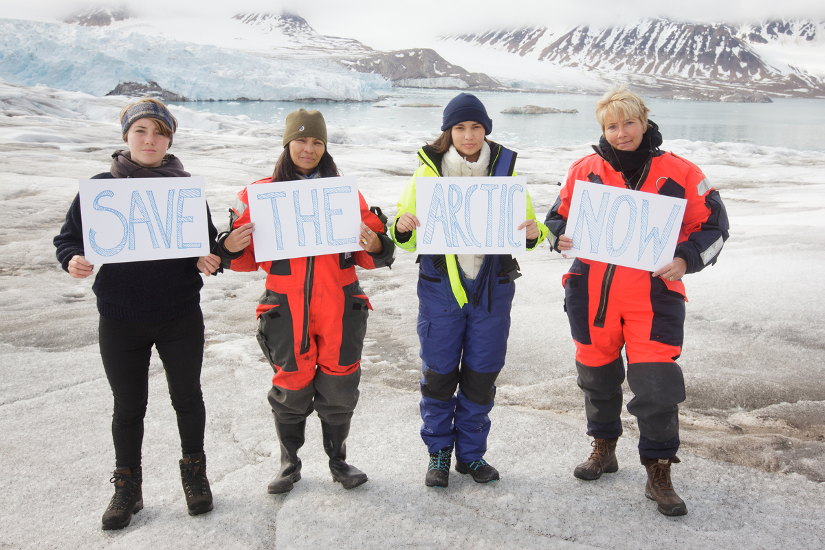 Emma Thompson and Michelle Thrush in the Arctic with Greenpeace © Nick Cobbing / Greenpeace