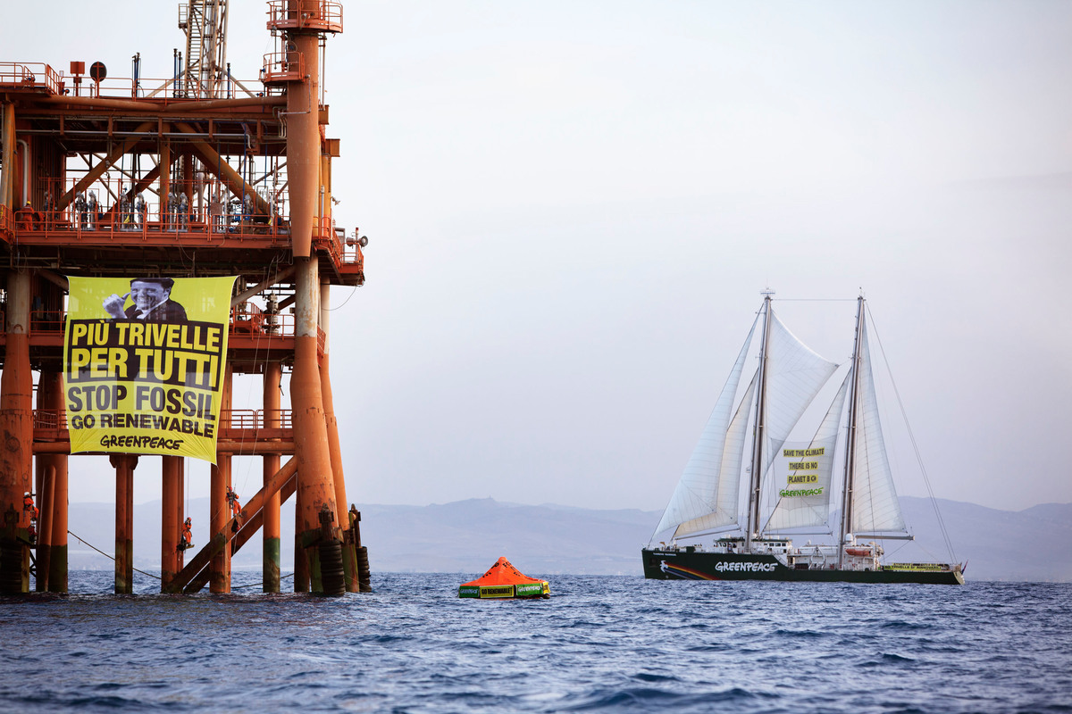 Action at the Prezioso Oil Rig in Italy. © Francesco Alesi / Greenpeace