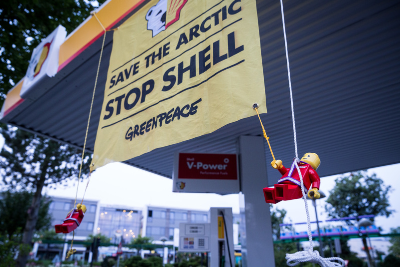 Action against Shell at LEGOLAND in Denmark © Greenpeace / Uffe Weng