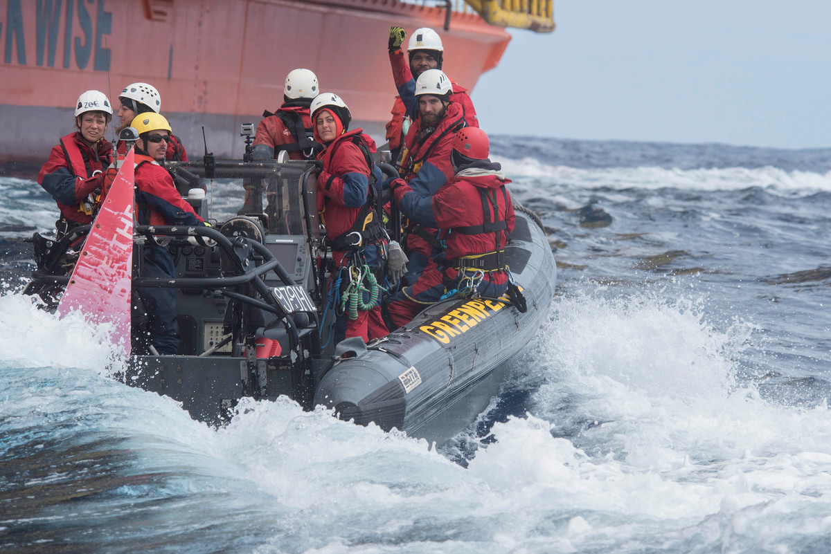 Six Greenpeace Climbers Leave Shell’s Arctic-Bound Oil Rig © Vincenzo Floramo / Greenpeace