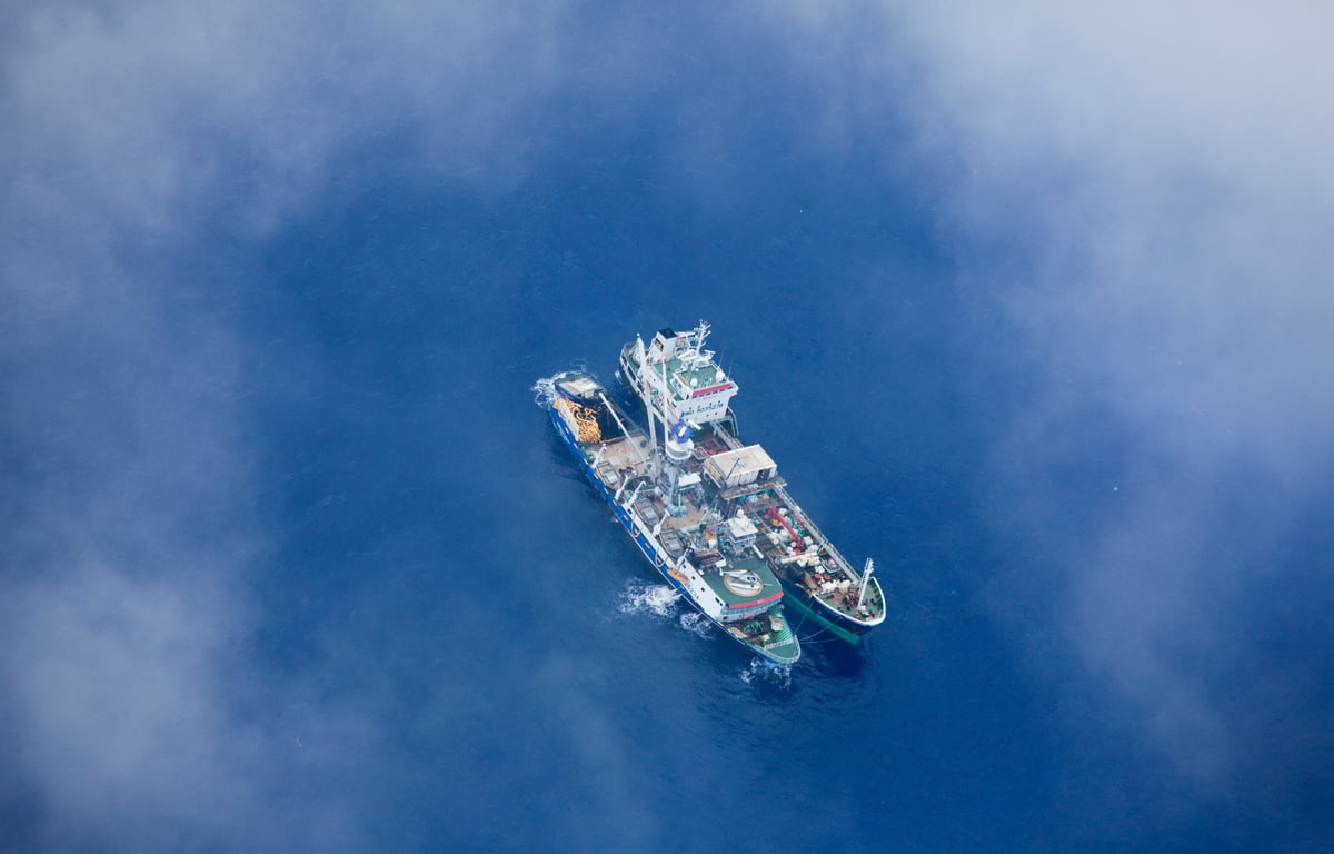 Fishing Vessels in the Pacific Ocean © Greenpeace / Paul Hilton