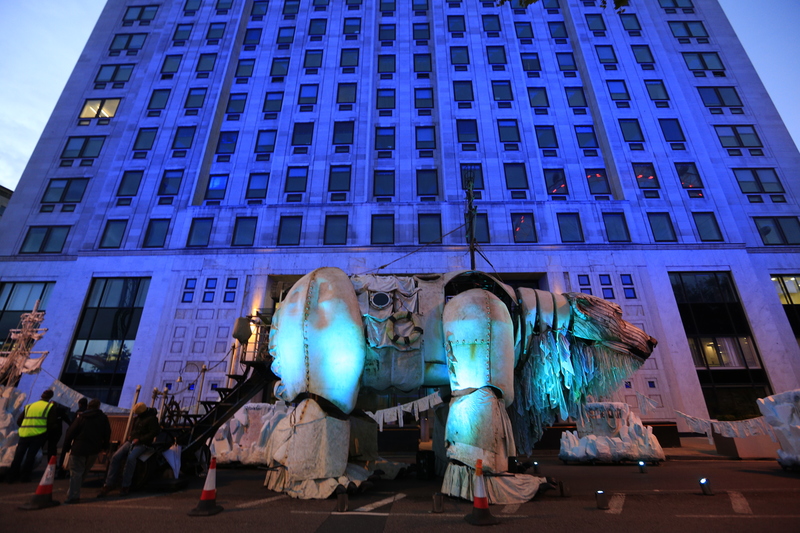Giant Polar Bear Aurora at Shell HQ in London © Jiri Rezac / Greenpeace
