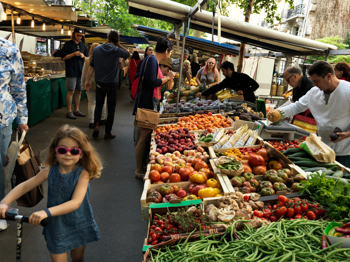 Ecological Produce at Farmers Market in Paris © Peter Caton / Greenpeace