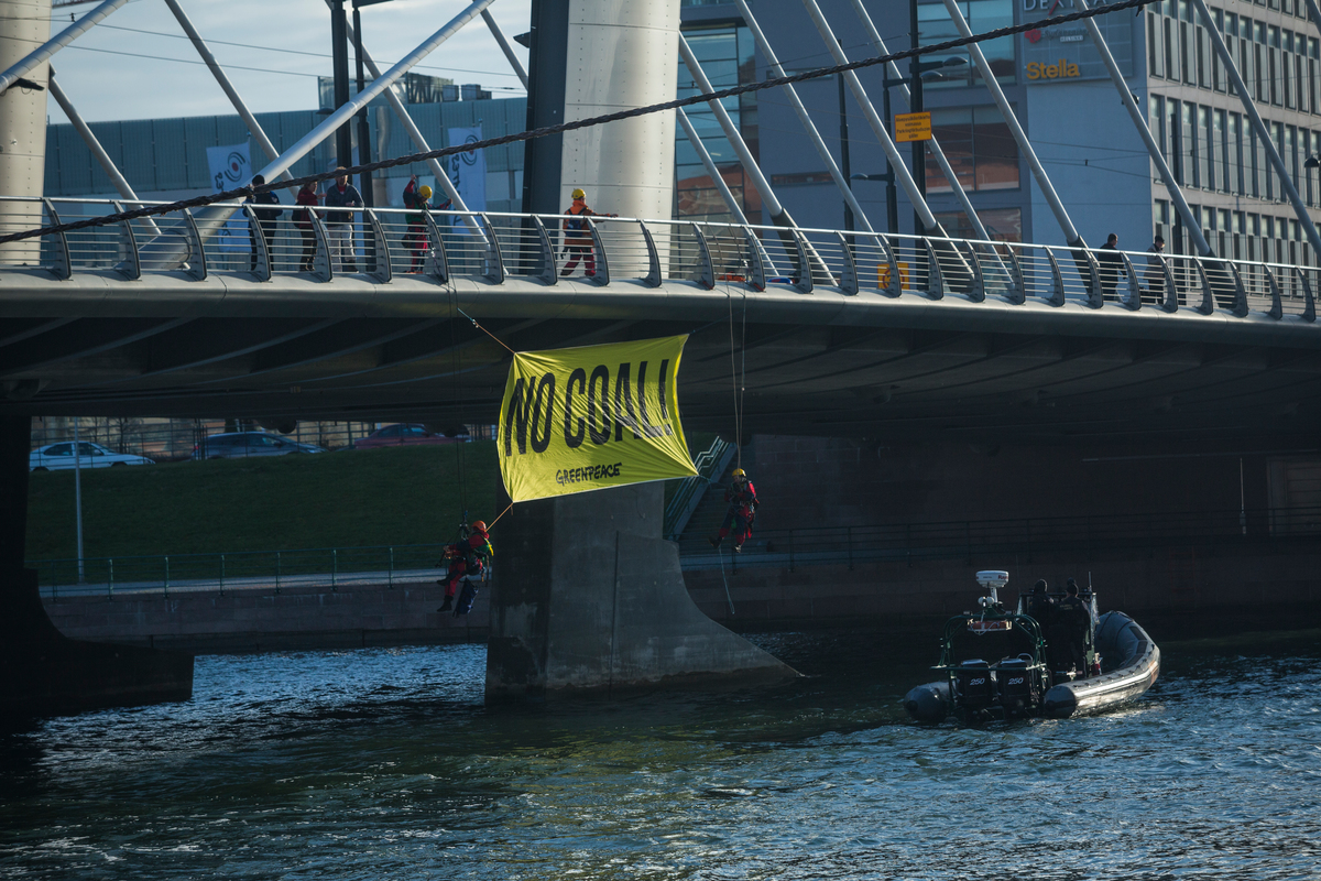 Activists Intercept Coal Shipment in Helsinki © Miikka Pirinen / Greenpeace