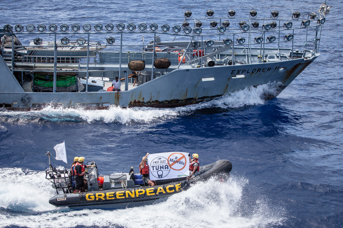 Activists Confront Supply Vessel Explorer II in the Indian Ocean © Will Rose / Greenpeace