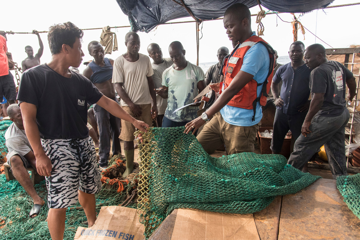 Inspection of Korean Fishing Vessel in Sierra Leone © Pierre Gleizes / Greenpeace