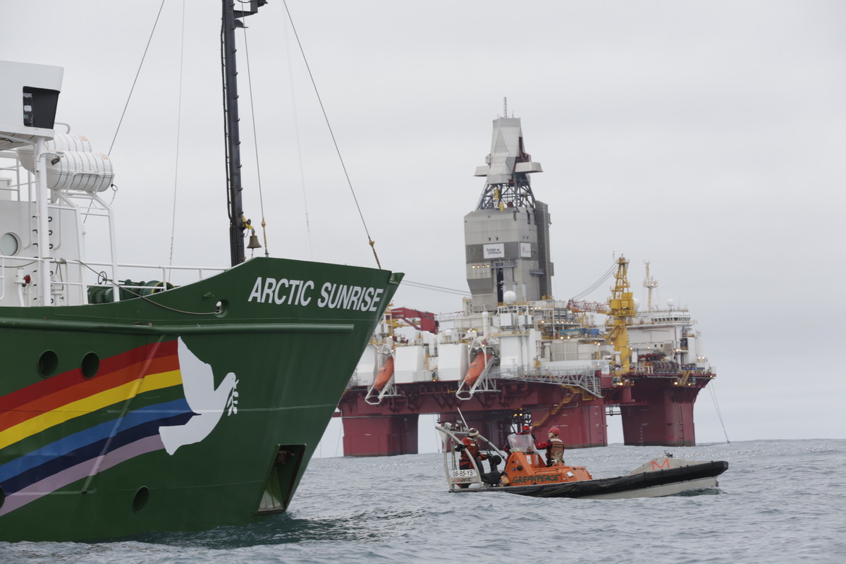 Arctic Sunrise Protests Arctic Oil Drilling in Barents Sea © Nick Cobbing / Greenpeace