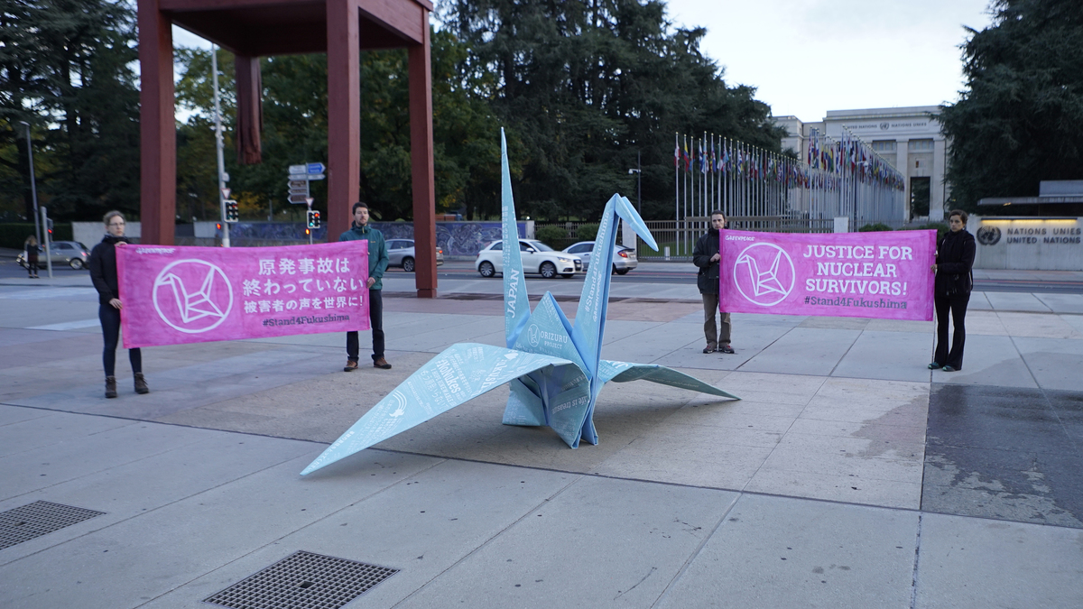 Crane Art Installation Supports Fukushima Survivors at UN in Geneva. © La Souris Verte / Greenpeace