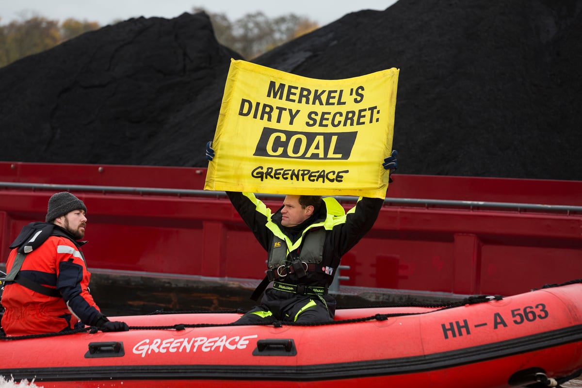 Climate Protest against Imported Coal on River Rhine © Greenpeace / Daniel Müller