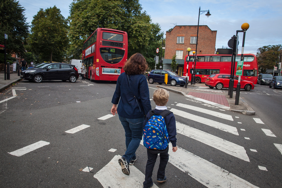 Children Walking to School in London © Elizabeth Dalziel / Greenpeace