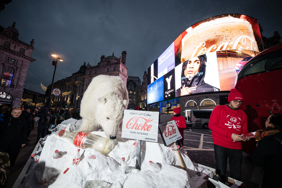 Polar bear hijacks Coke’s holiday advertising in London. © Chris J Ratcliffe / Greenpeace