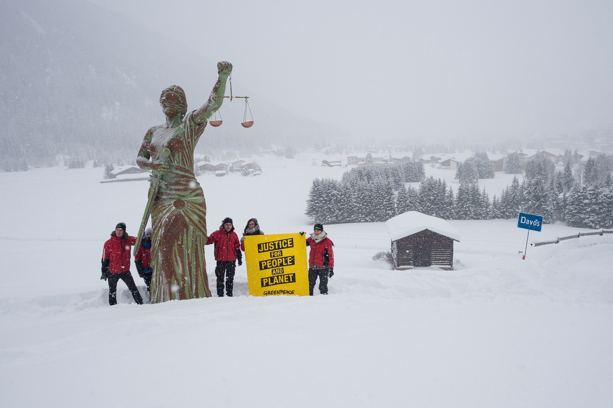 Statue of Justice Activity in Davos © Greenpeace / Ex-Press / Flurin Bertschinger