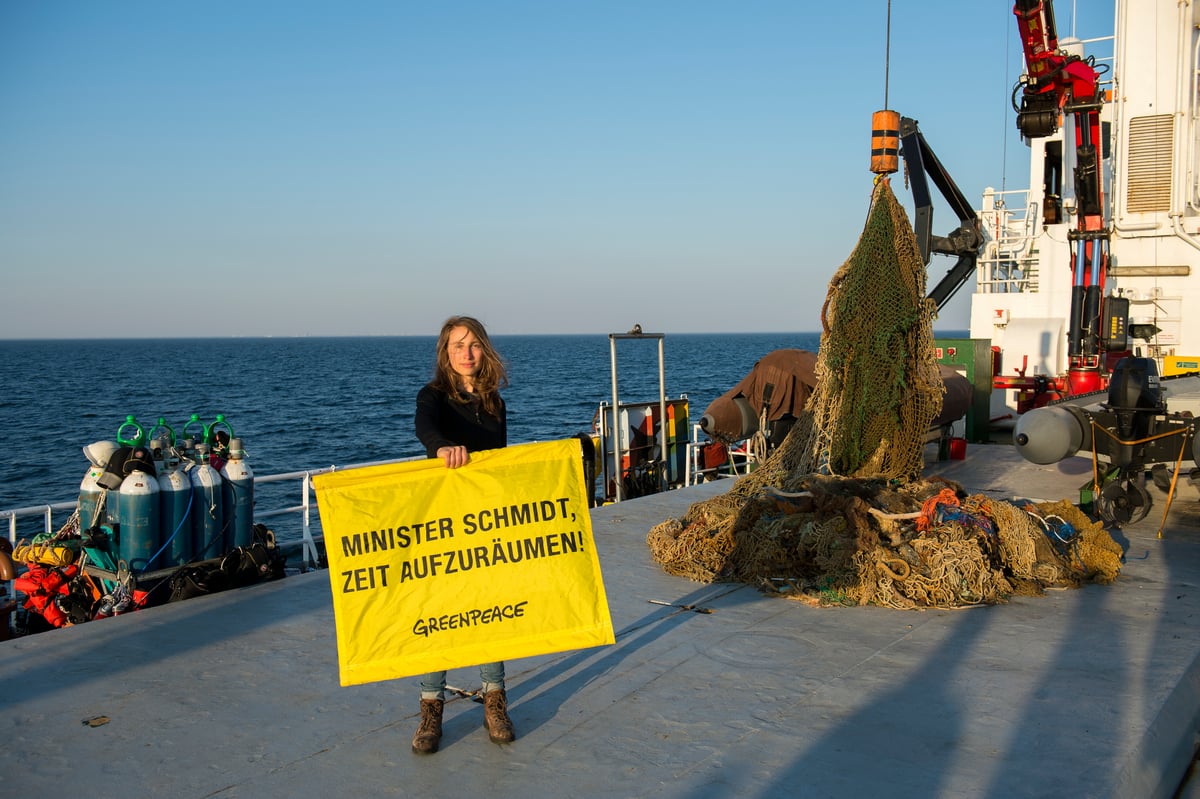 Sending a message to ‘clean up' the North Sea © Bente Stachowske / Greenpeace