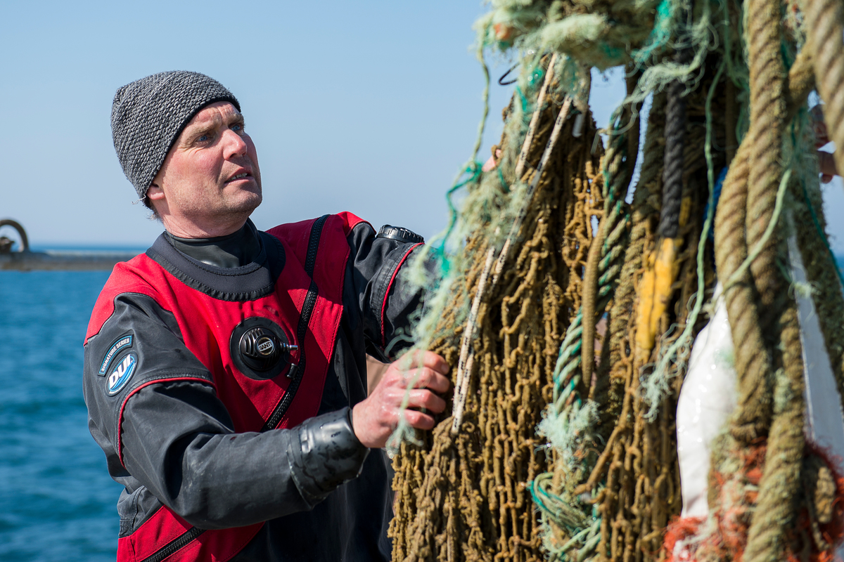 Greenpeace Ocean Campaigner Thilo Maack inspects a 'ghost net' in the North Sea Sanctuary © Bente Stachowske / Greenpeace