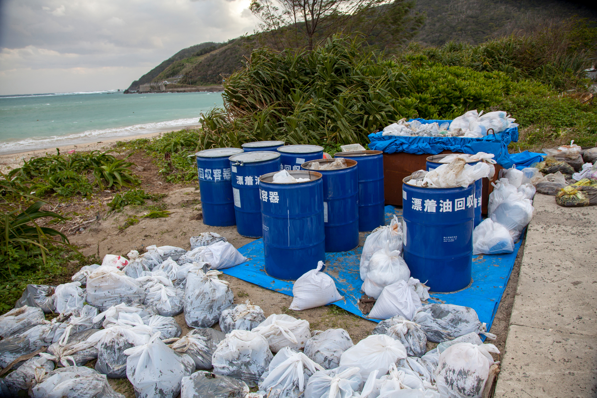 Waste on Asani beach © Kosaku Hamada / Greenpeace