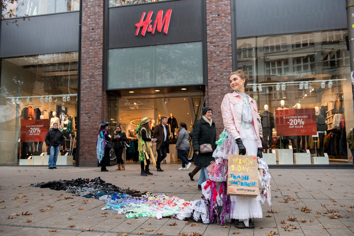 Trash Queen Promotes "Buy Nothing Day" © Bente Stachowske / Greenpeace on Black Friday in HamburgAltkleider-Koenigin gegen Kaufrausch