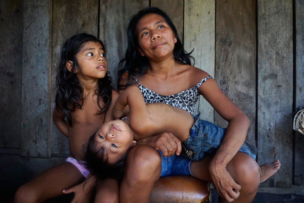 Munduruku Mother and Children Portrait in the Sawré Muybu village in the Amazon © Rogério Assis / Greenpeace