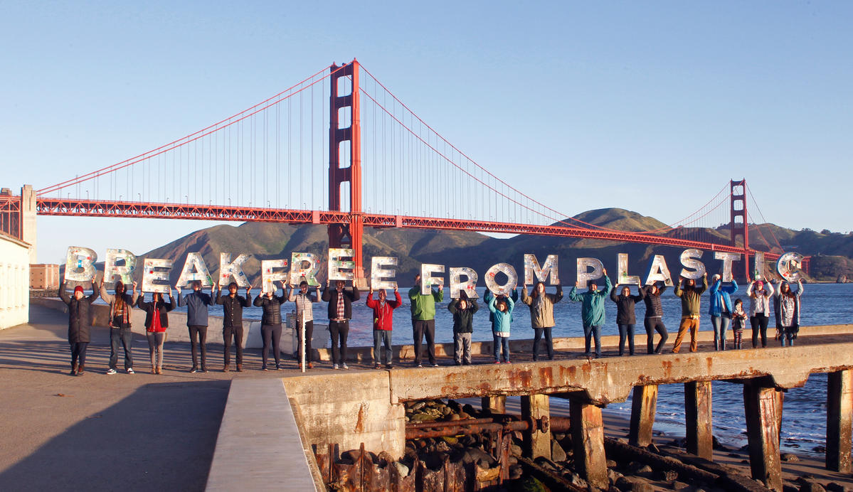 Earth Day Break Free from Plastics Action in San Francisco © George Nikitin / Greenpeace