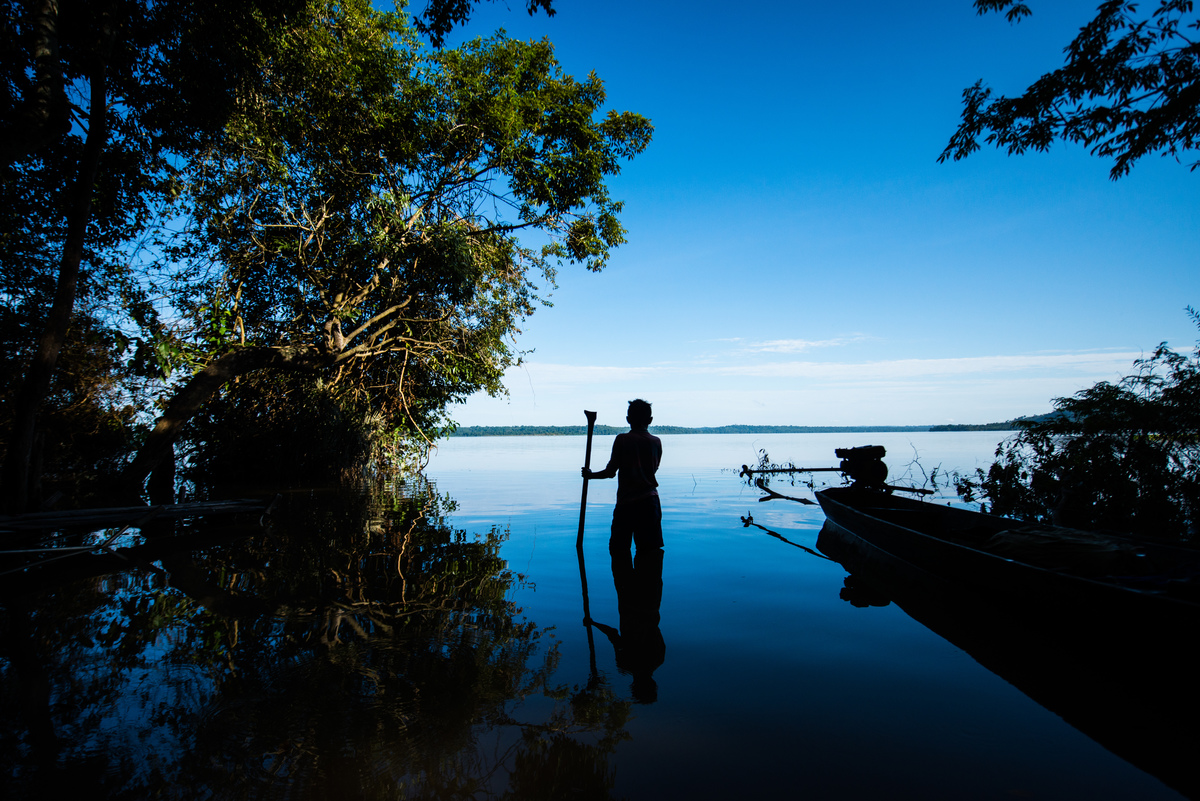 A Munduruku in the Tapajós River, in the Amazon rainforest. © Valdemir Cunha / Greenpeace
