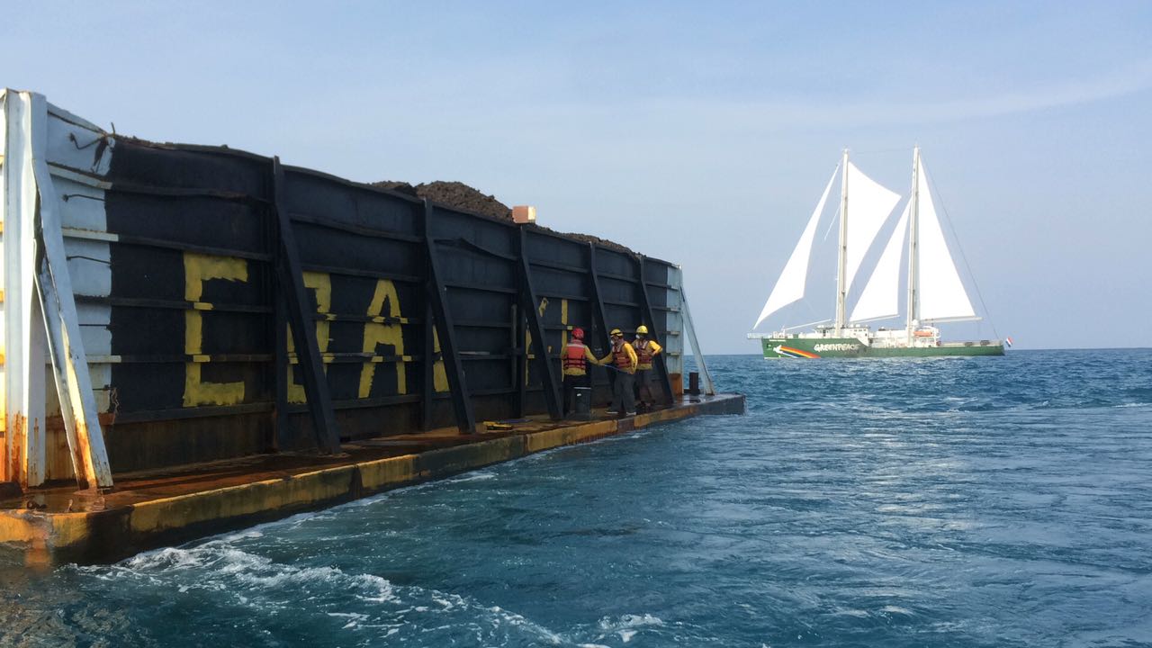 Greenpeace Indonesia activists paint coal barges in the Karimunjawa archipelago @ Greenpeace