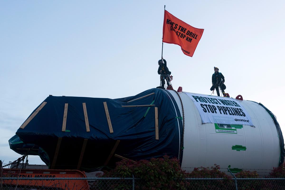 Greenpeace Canada activists expose and occupy Kinder Morgan 'monster drill' © Duncan Cairns-Brenner / Greenpeace