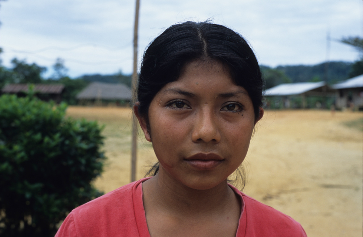Portrait of a young Kechuan woman. © Clive Shirley / Greenpeace