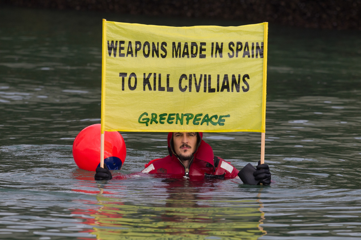 Action against weapons trade in the Port of Bilbao © Santi Burgos / Greenpeace