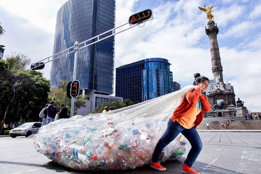 Protest against plastic consumption in Mexico © Argelia Zacatzi / Greenpeace