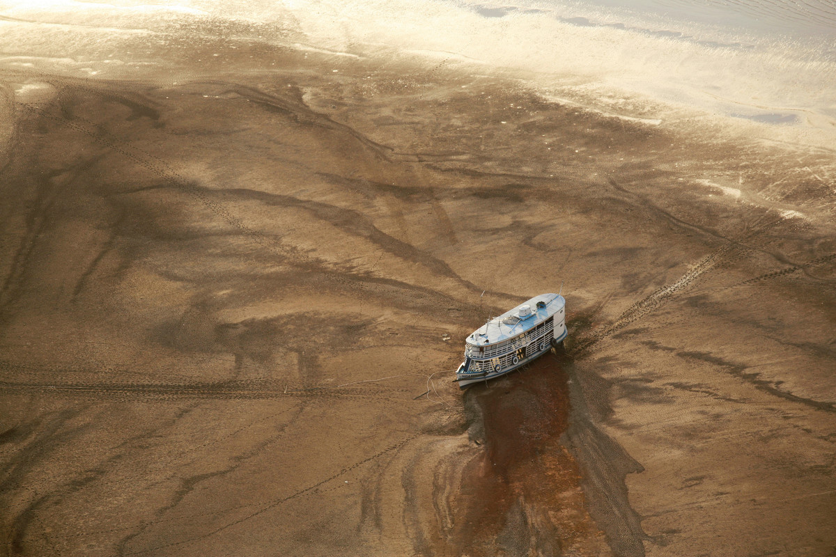 Big river boat trapped on a sand bank East of Barreirinha, during one of the worst droughts ever recorded in the Amazon. (2005), © Daniel Beltrá / Greenpeace