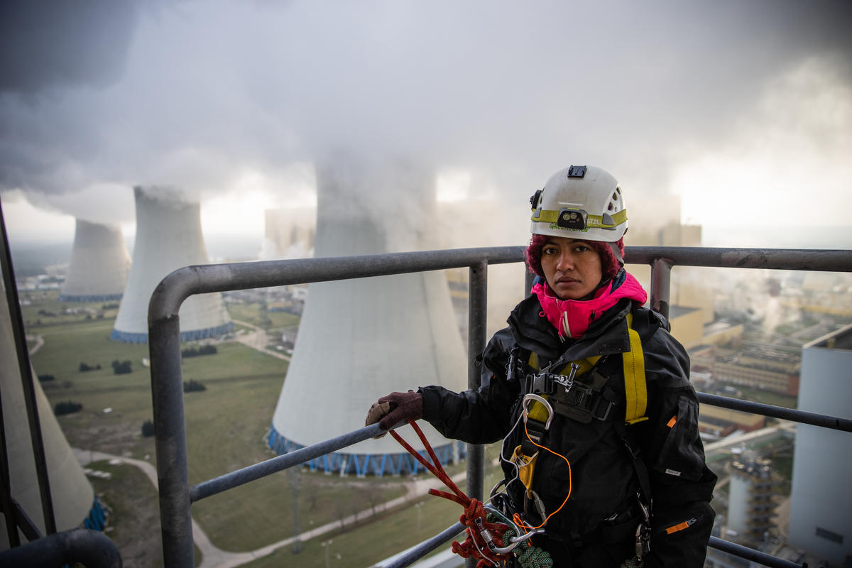 Activists Climb Belchatow Coal Power Plant in Poland © Greenpeace