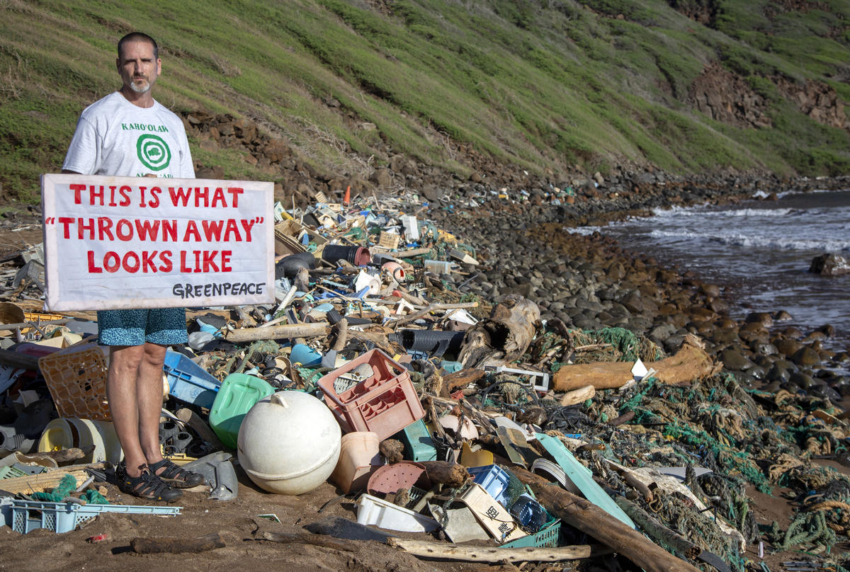 Plastic Clean Up on Kaho'olawe © Tim Aubry / Greenpeace