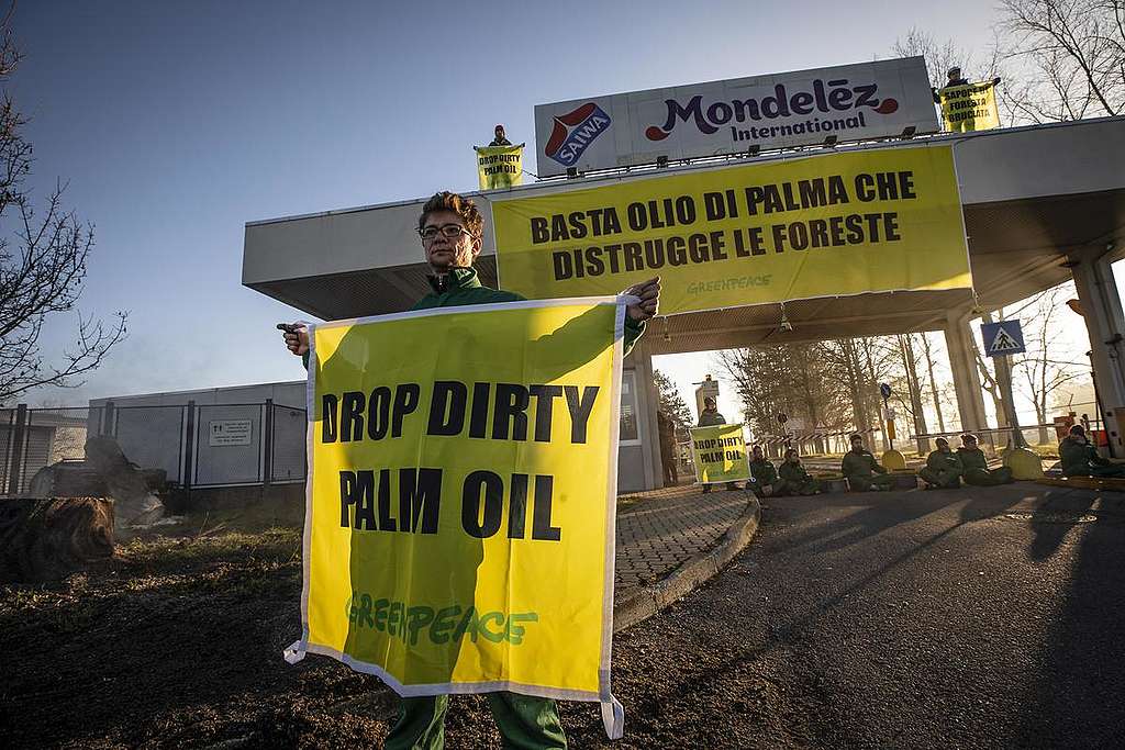 Greenpeace Italy activists in action at Mondelez’s factory in Capriata d'Orba © Lorenzo Moscia / Greenpeace