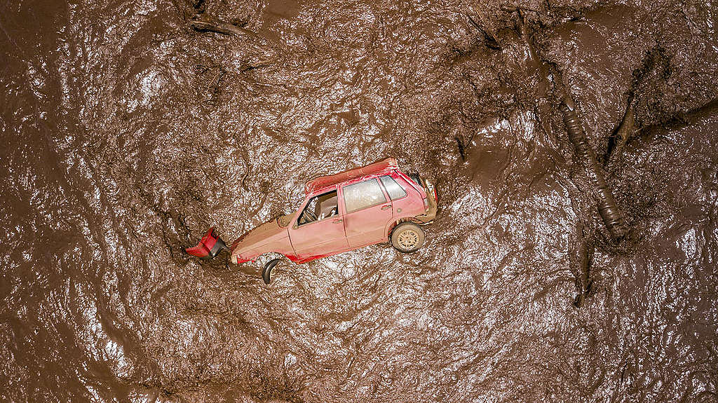Car getting dragged away by the mud, © Fernanda Ligabue / Greenpeace