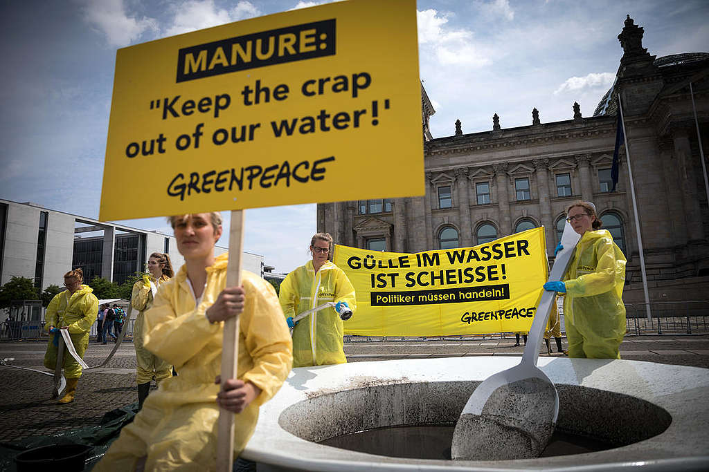 Manure-Soup Protest in Berlin © Gordon Welters / Greenpeace 